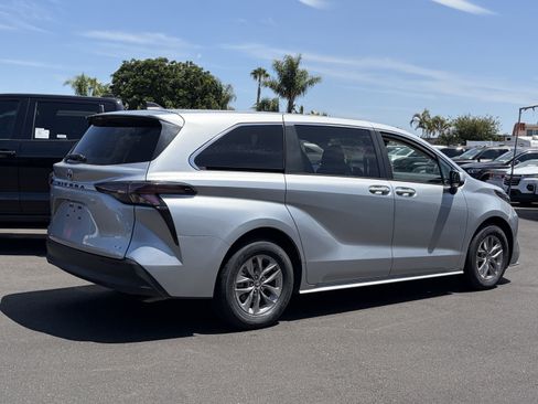 Certified 2025 Toyota Sienna LE FWD image 3