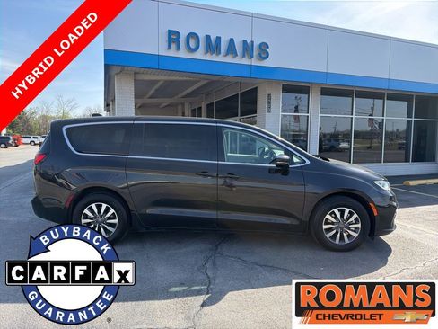 Used 2024 Chrysler Pacifica Limited FWD image 2