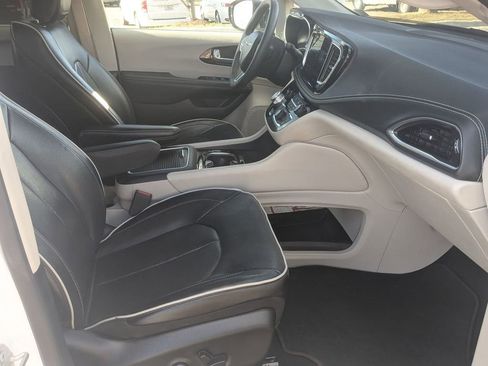 Used 2023 Chrysler Pacifica Limited image 34