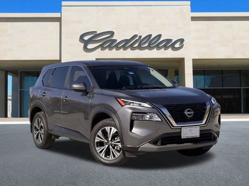 Used 2023 Nissan Rogue SV image 2