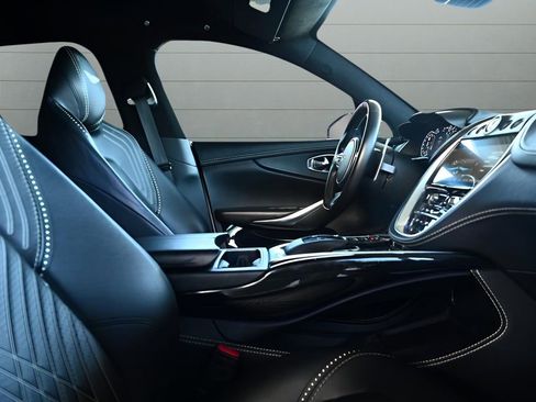 Used 2021 Aston Martin DBX image 32
