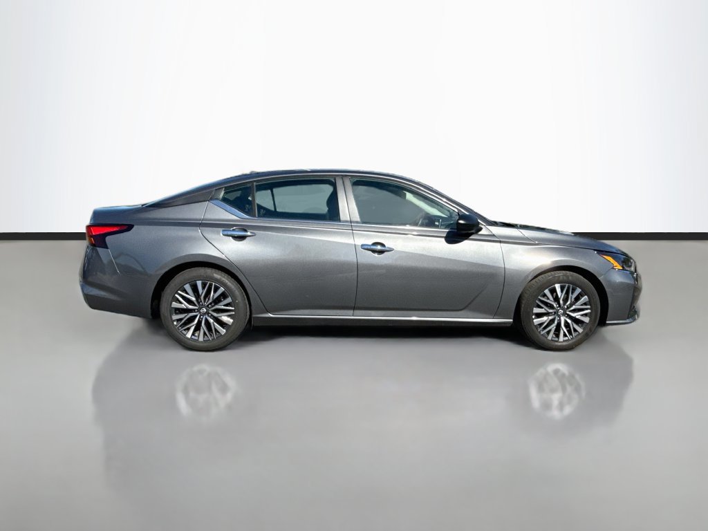 Used 2025 Nissan Altima 2.5 SV FWD image 9