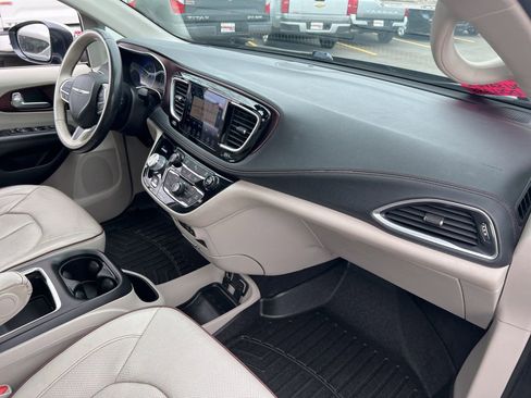 Used 2020 Chrysler Pacifica Limited image 17