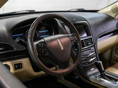 Used 2019 Lincoln MKT AWD image 15