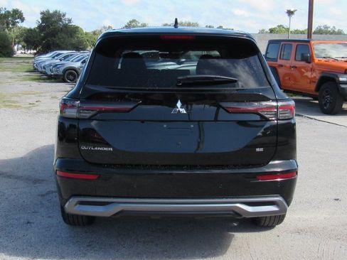 New 2025 Mitsubishi Outlander SE image 4