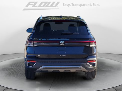 Certified 2025 Volkswagen Taos SE image 7