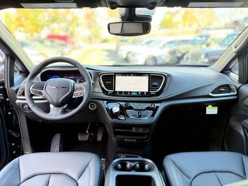 New 2026 Chrysler Pacifica Select image 9