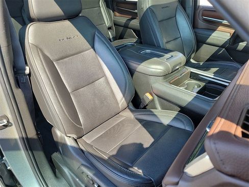 Used 2022 GMC Yukon XL Denali w/ Denali Premium Package image 18