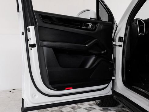 Used 2019 Porsche Cayenne S image 47