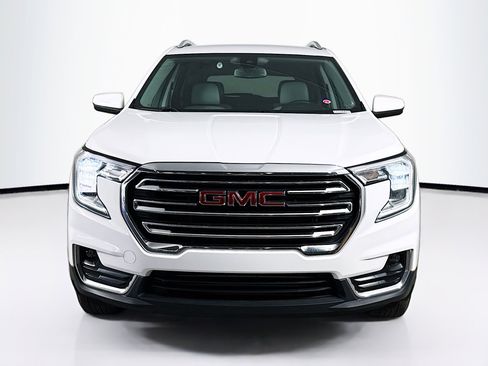 Used 2024 GMC Terrain SLT image 3
