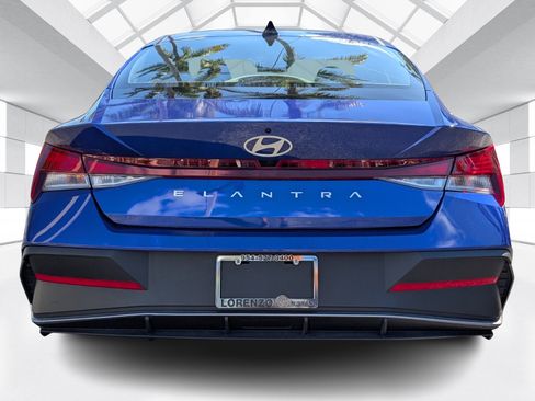 Used 2025 Hyundai Elantra SE image 5