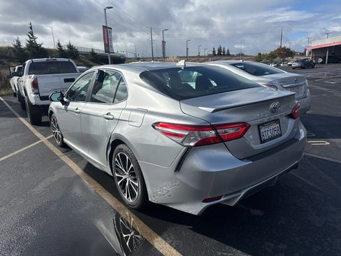 Used 2020 Toyota Camry SE image 4
