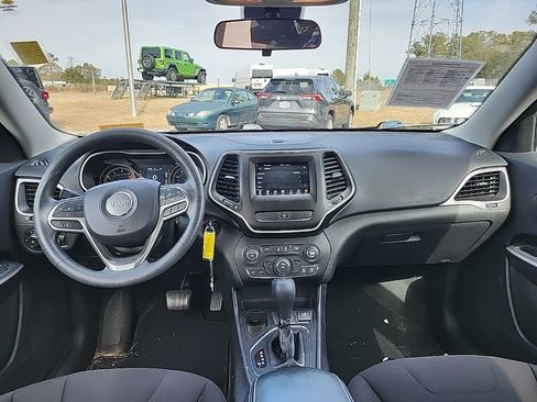 Used 2019 Jeep Cherokee Latitude w/ Popular Appearance Group image 3