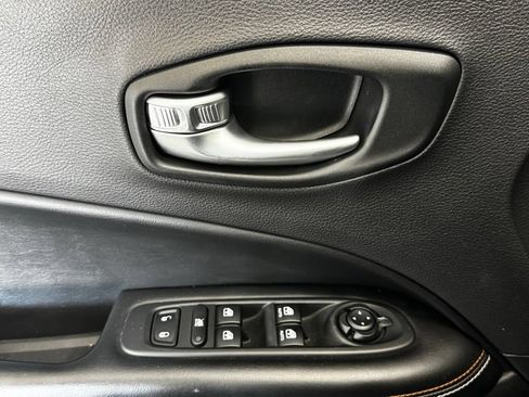 Used 2018 Jeep Compass Latitude w/ Popular Equipment Group FWD image 11