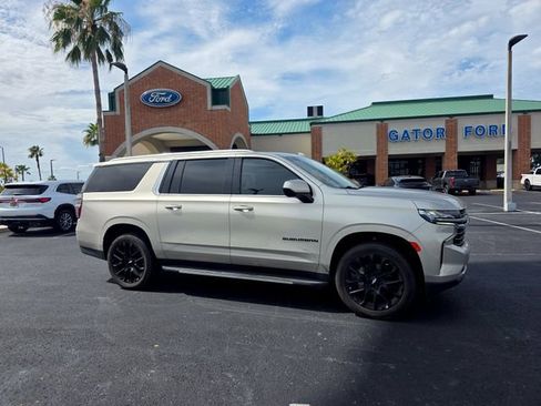 Used 2021 Chevrolet Suburban LT RWD image 2