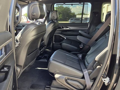 Used 2024 Jeep Wagoneer L Series III w/ Premium Group I AWD/4WD image 10
