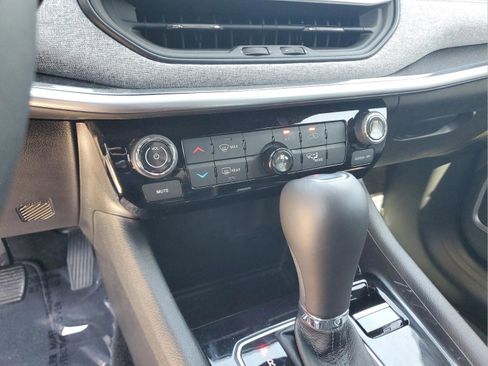 Used 2025 Jeep Compass Latitude AWD/4WD image 19