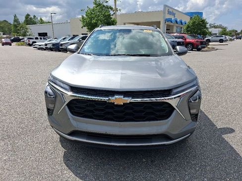 Used 2025 Chevrolet Trax LT w/ LT Convenience Package FWD image 2