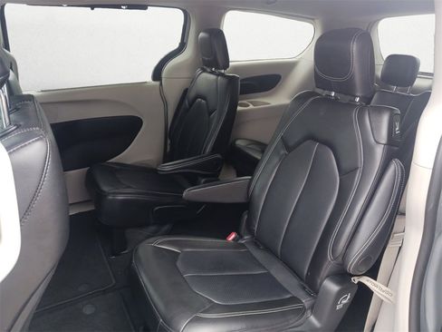 Used 2024 Chrysler Pacifica Touring-L image 9