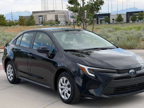 Used 2023 Toyota Corolla LE FWD image 3