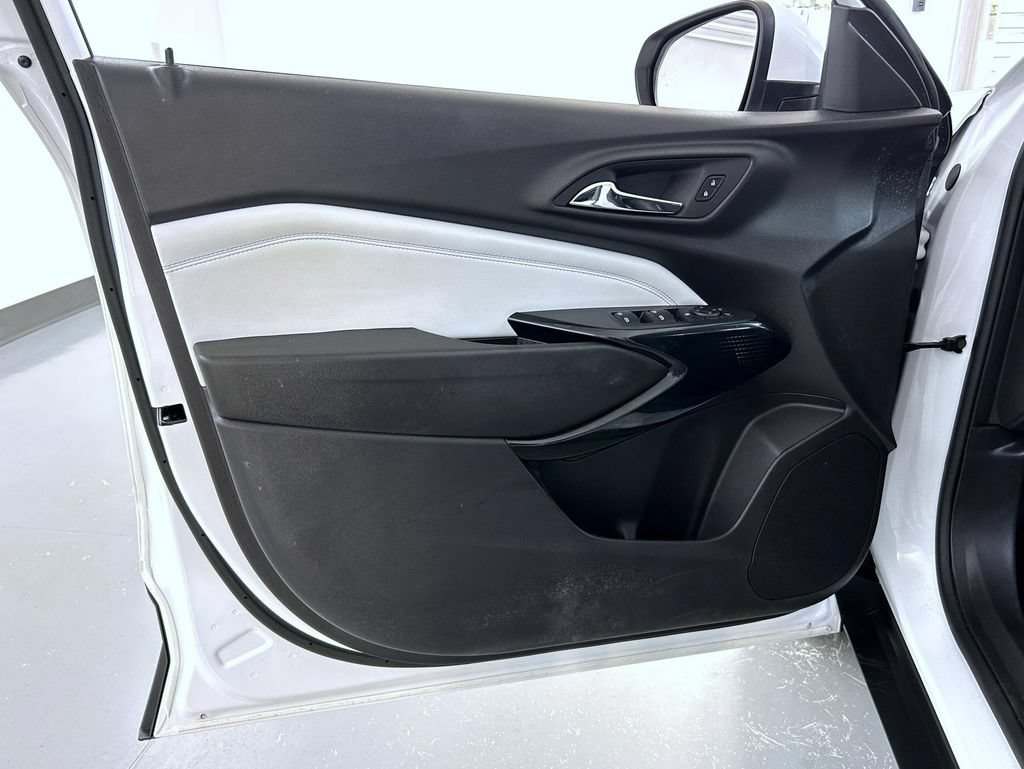 Used 2025 Chevrolet Trax LT FWD image 9