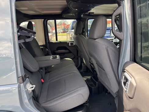 Used 2024 Jeep Wrangler Unlimited Sahara w/ Technology Group AWD/4WD image 11