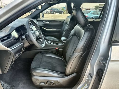 Used 2024 Jeep Grand Cherokee Altitude AWD/4WD image 11
