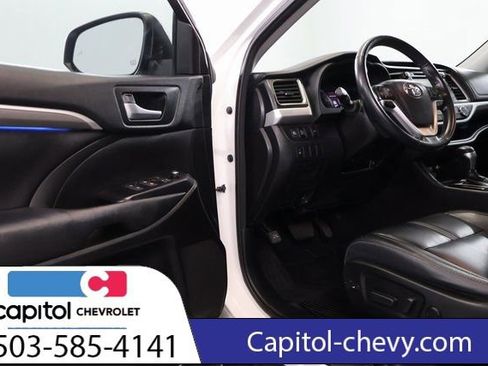 Used 2018 Toyota Highlander SE image 10