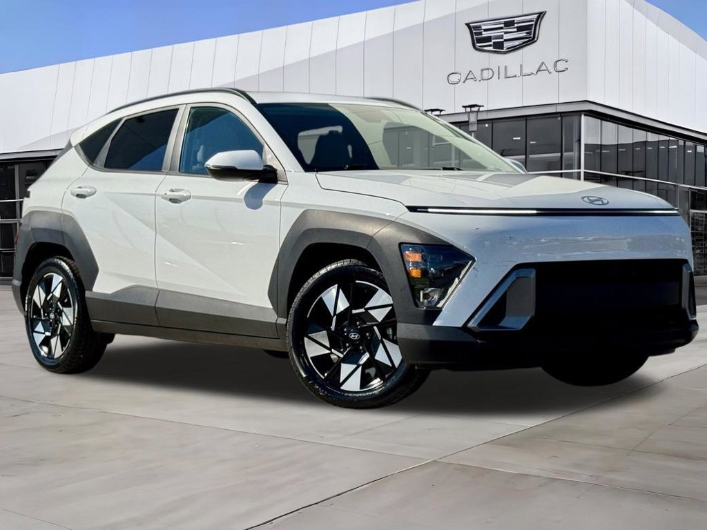 Used 2025 Hyundai Kona SEL FWD image 2