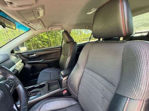 Used 2017 Toyota Camry SE image 11