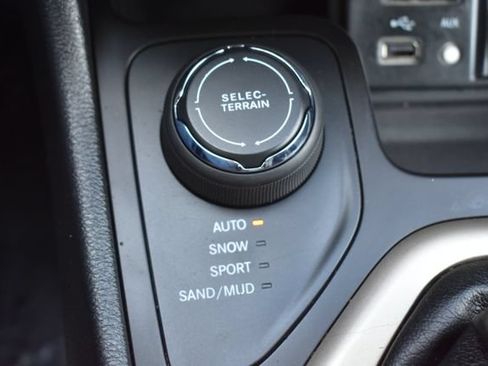 Used 2017 Jeep Cherokee Limited AWD/4WD image 32