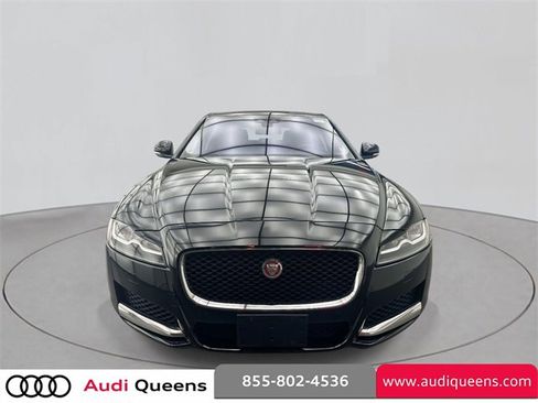 Used 2017 Jaguar XF Premium image 4