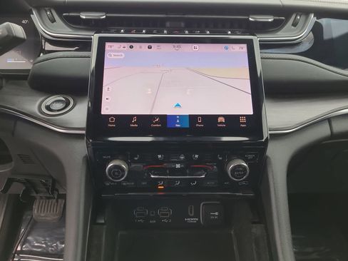 Used 2022 Jeep Grand Cherokee L Overland w/ Advanced Protech Group III image 24