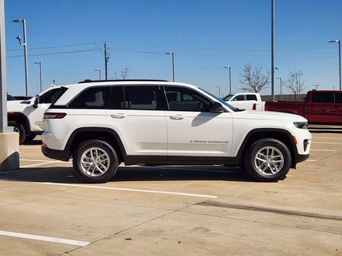 New 2026 Jeep Grand Cherokee Laredo image 10