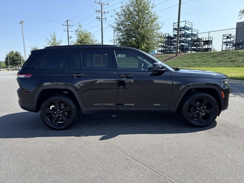 Used 2023 Jeep Grand Cherokee Altitude RWD image 10