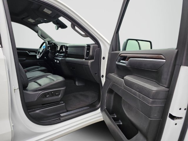 Used 2025 GMC Sierra 1500 SLT AWD/4WD image 12