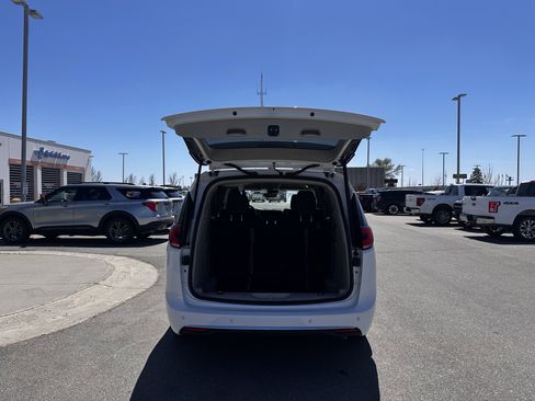 Used 2024 Chrysler Pacifica Limited FWD image 22
