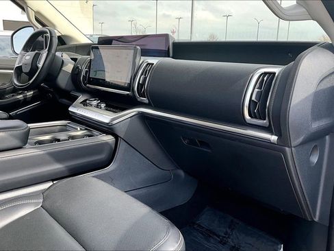 Used 2025 Ford Expedition Platinum image 20