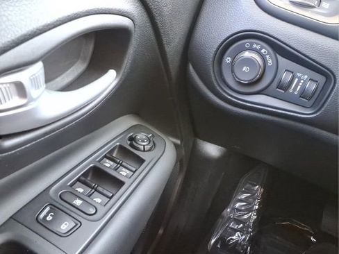 Used 2023 Jeep Renegade Latitude AWD/4WD image 25