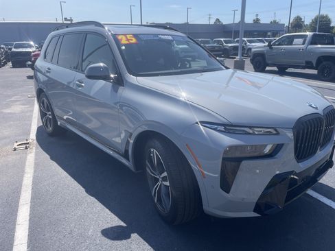 Used 2025 BMW X7 xDrive40i w/ M Sport Package AWD/4WD image 34
