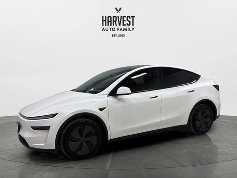 Used 2026 Tesla Model Y AWD image 1
