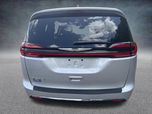 Used 2024 Chrysler Pacifica Touring-L FWD image 7