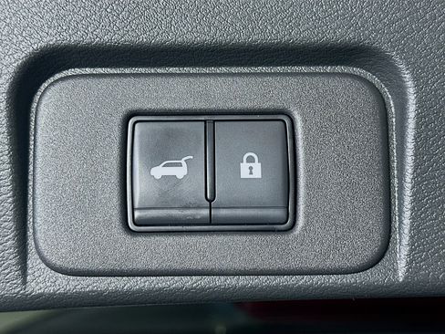 Used 2025 Nissan Rogue SL AWD/4WD image 28