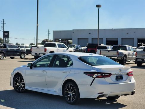 Used 2022 Toyota Camry SE image 15