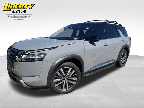Used 2022 Nissan Pathfinder Platinum w/ Cargo Package AWD/4WD image 3