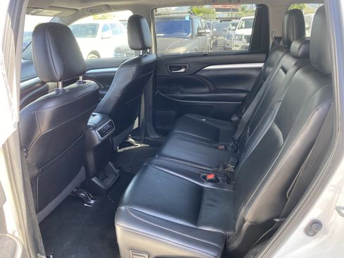Used 2019 Toyota Highlander XLE image 19