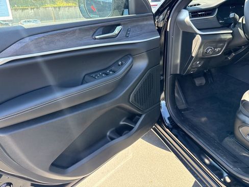 New 2025 Jeep Grand Cherokee Limited image 11