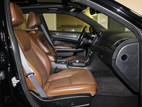 Used 2019 Chrysler 300 Limited w/ Safetytec Plus Group RWD image 38