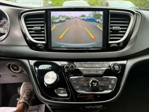 Used 2025 Chrysler Pacifica Select image 6