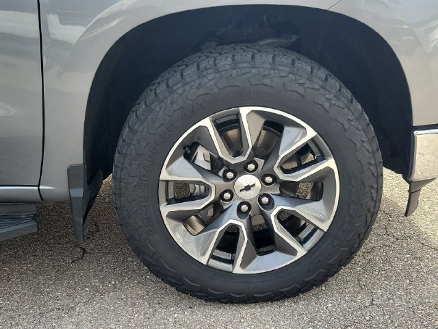 Used 2023 Chevrolet Silverado 1500 LT AWD/4WD image 15